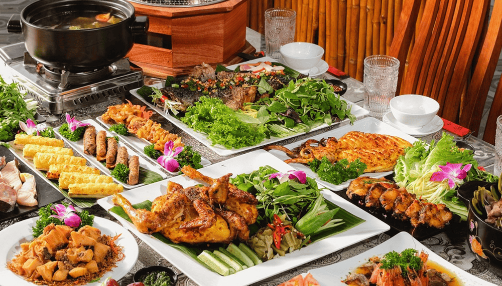 Bàn tiệc đầy màu sắc với những món ăn đặc trưng tạo nên một bữa ăn trọn vẹn hương vị (Nguồn: Fanpage An Sơn Hồ)